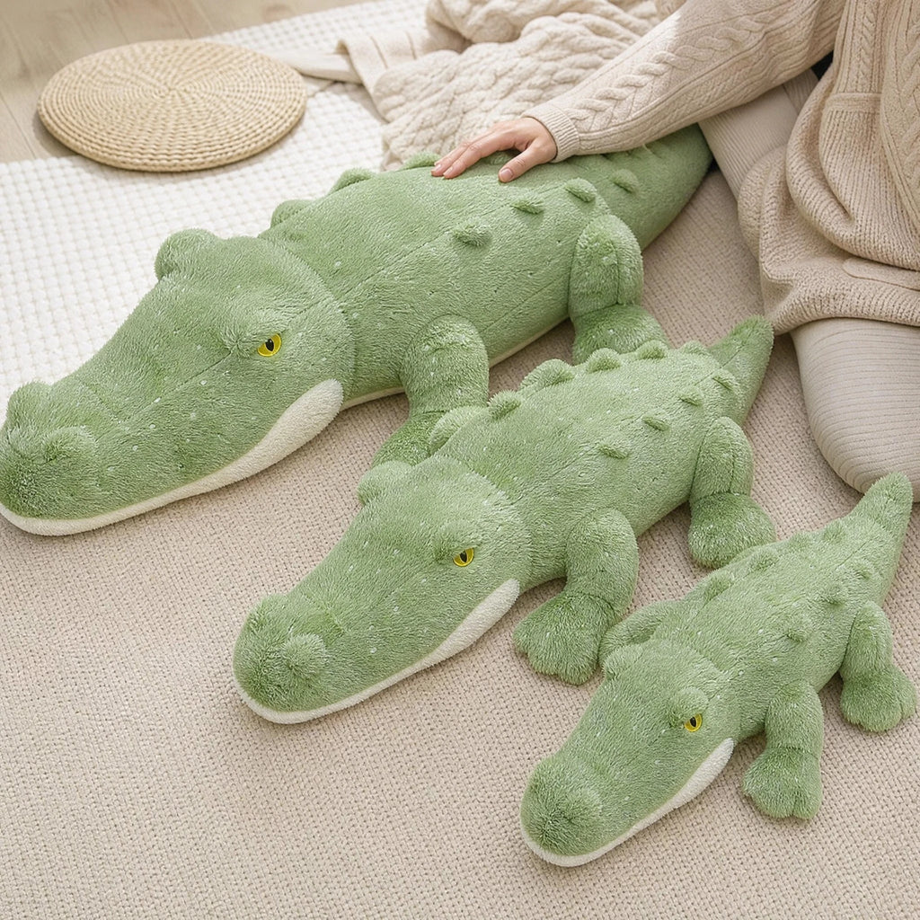 Crocodile Plush Toy in Soft Green with Textured Details - Utilisation du produit