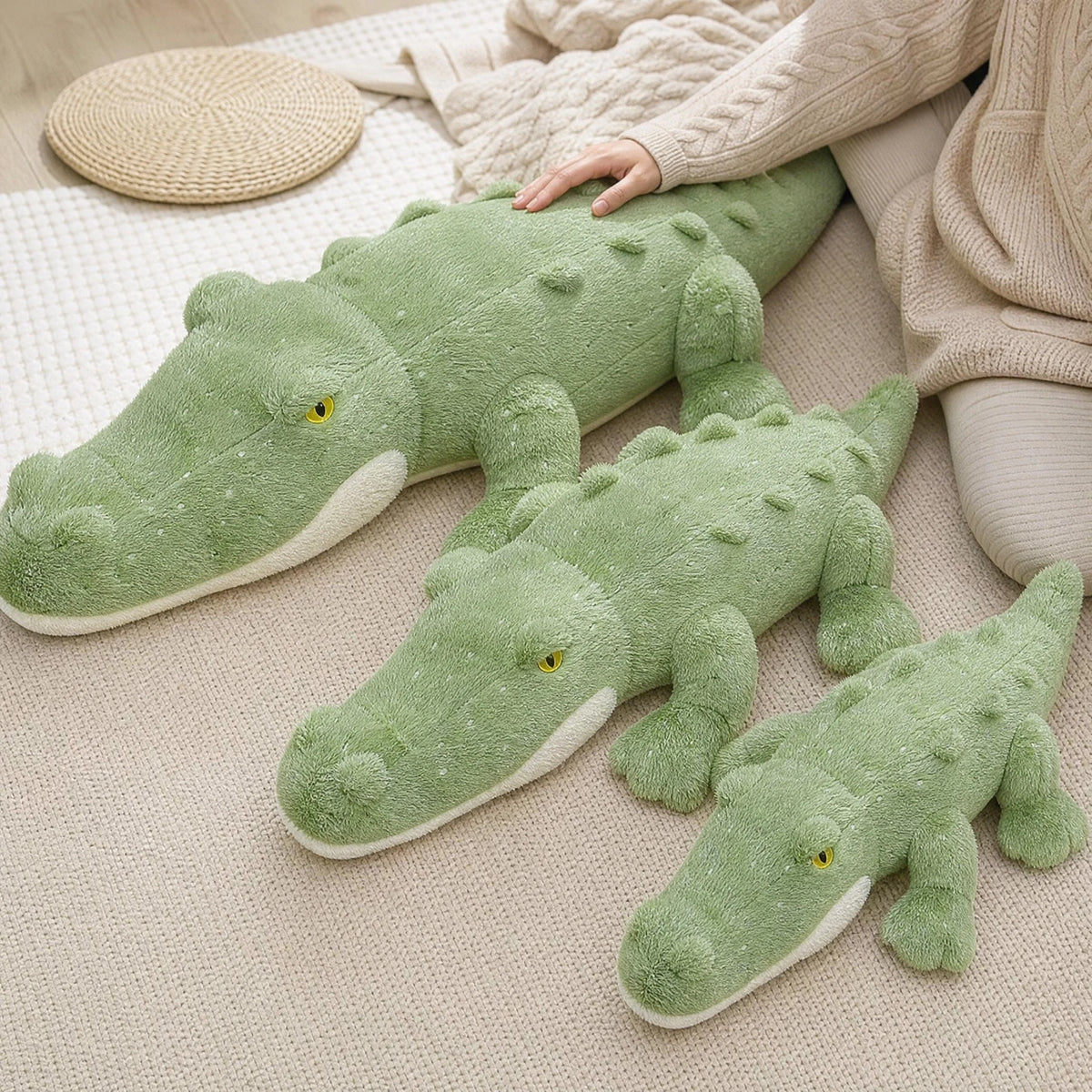 Crocodile Plush Toy in Soft Green with Textured Details - Utilisation du produit