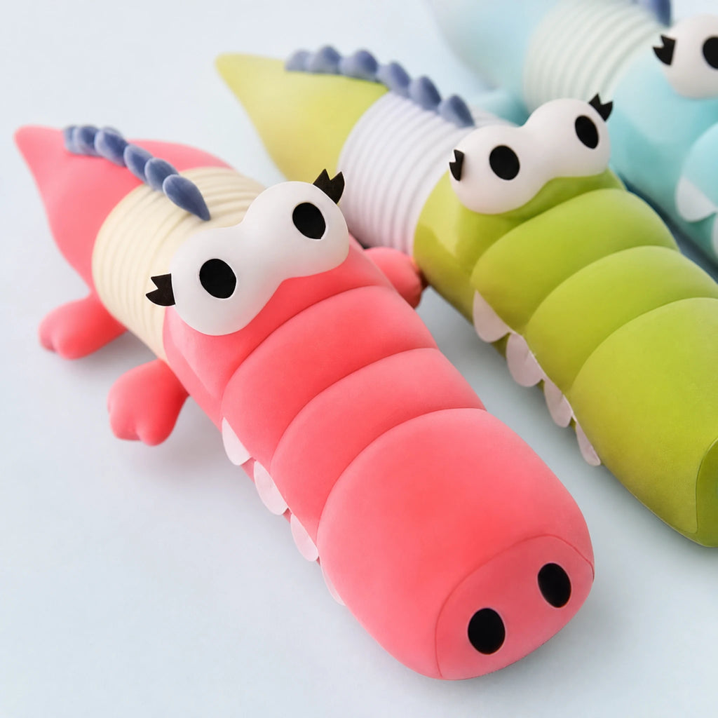 Crocodile Plush Toy with Segmented Body and Wings - Détail matière