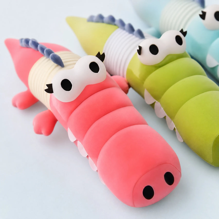 Crocodile Plush Toy with Segmented Body and Wings - Détail matière