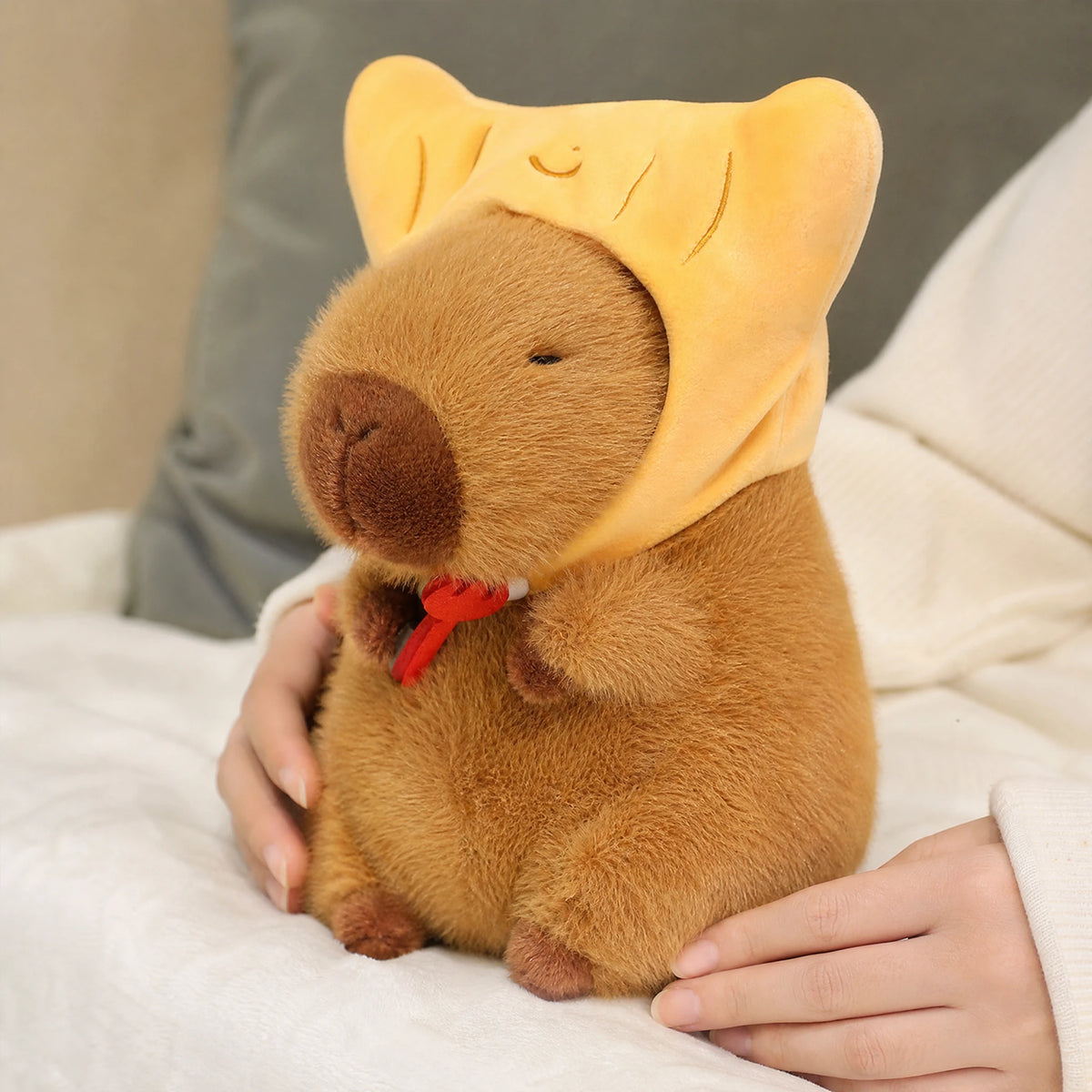 Croissant Capybara Plush with Removable Pastry Hood - Utilisation du produit