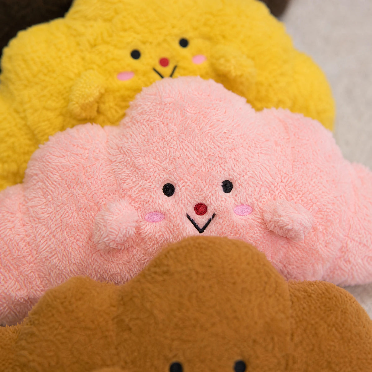 Croissant Plush with Embroidered Face and Fluffy Texture - Détail matière