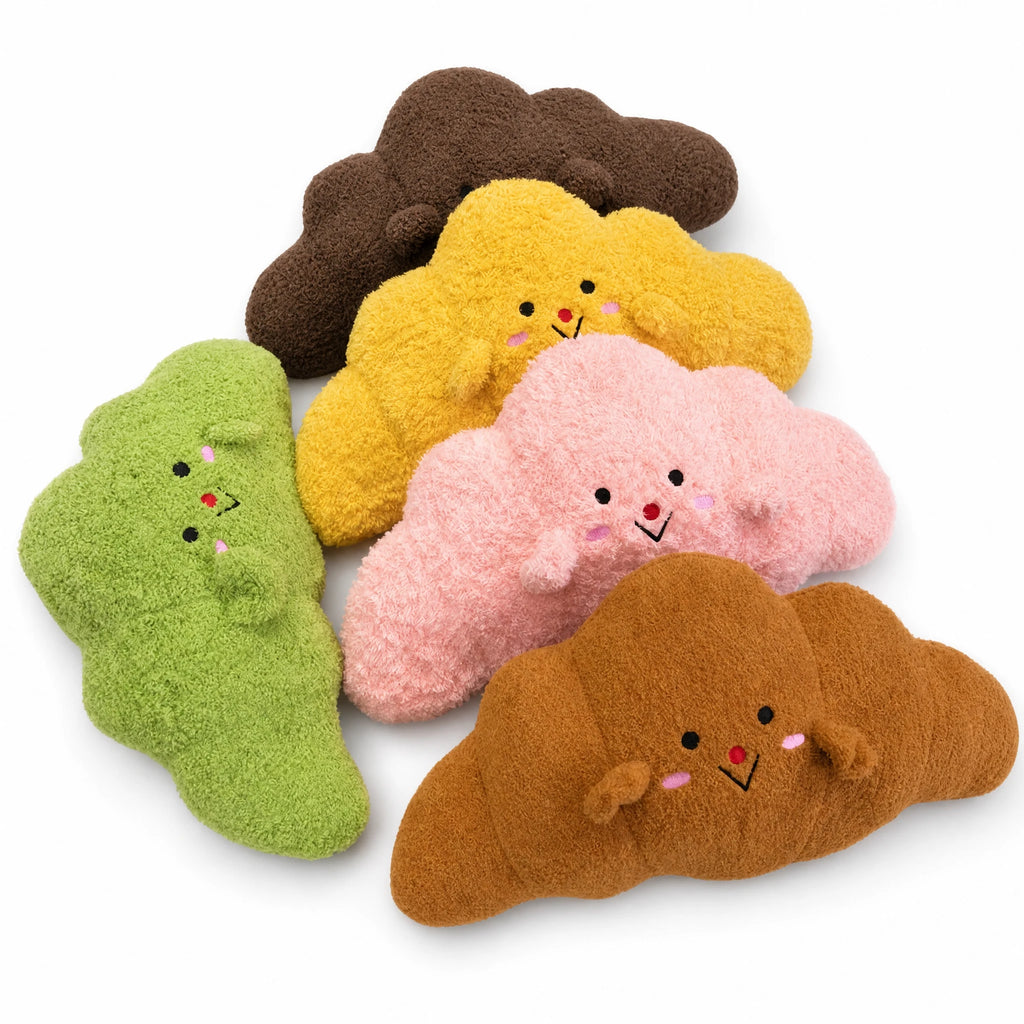 Croissant Plush with Embroidered Face and Fluffy Texture - Fond blanc