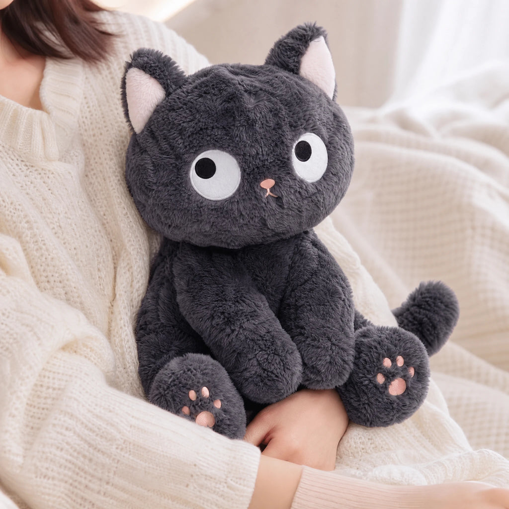 Cute Black Cat Plush with Big Innocent Eyes and Fluffy Fur - Utilisation du produit