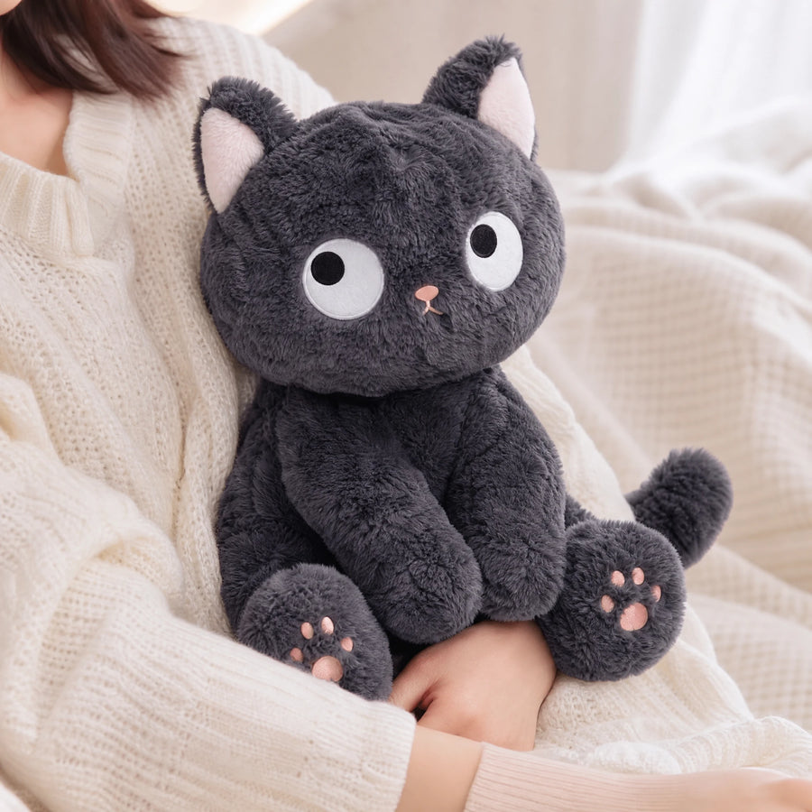 Cute Black Cat Plush with Big Innocent Eyes and Fluffy Fur - Utilisation du produit