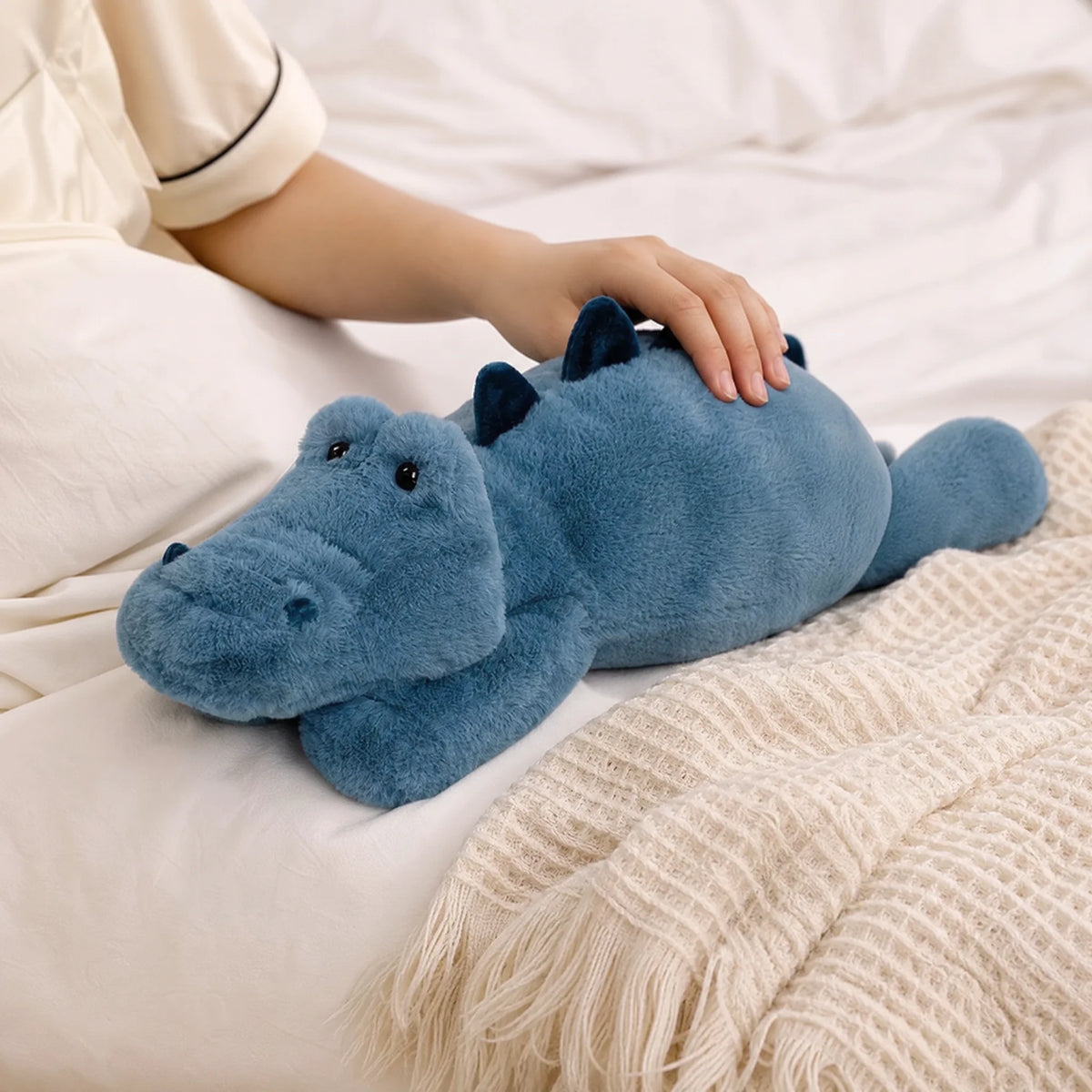 Dinosaur Plush Toy with Soft Spikes in Blue - Utilisation du produit