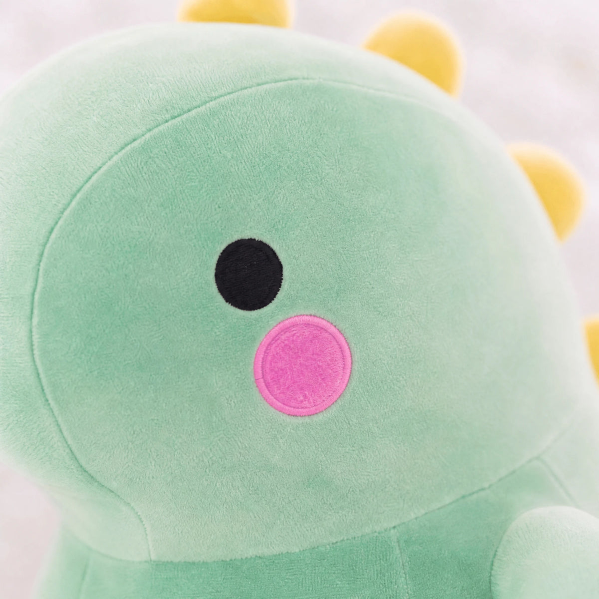 Dinosaur Plush with Yellow Spikes and Soft Fabric - Détail matière