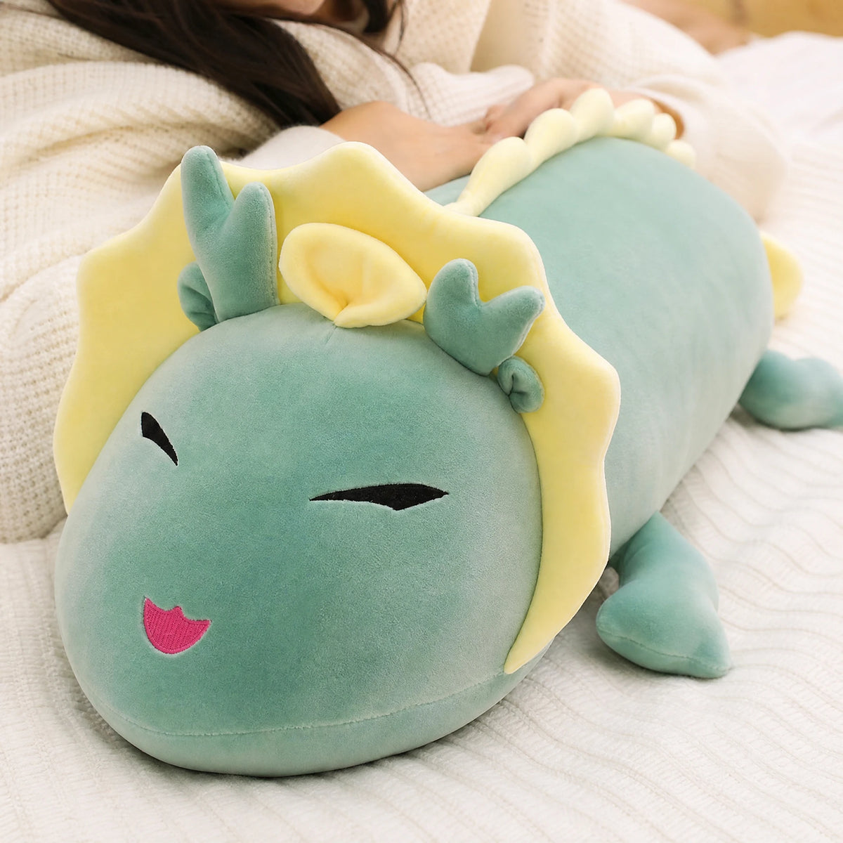 Dragon Plush Toy in Soft Mint Green with Yellow Mane - Utilisation du produit