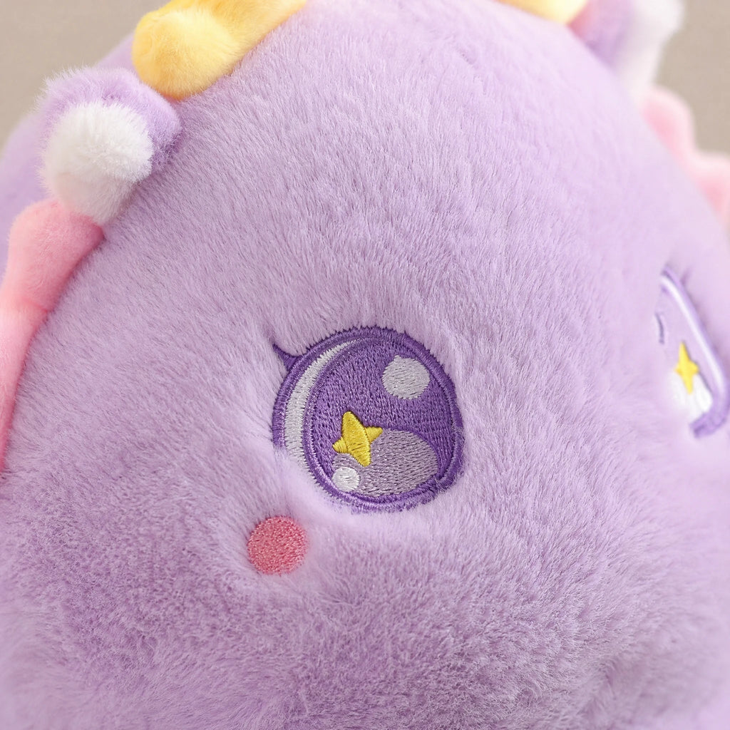 Dragon Plush Toy with Kawaii Eyes and Pastel Colors - Détail matière
