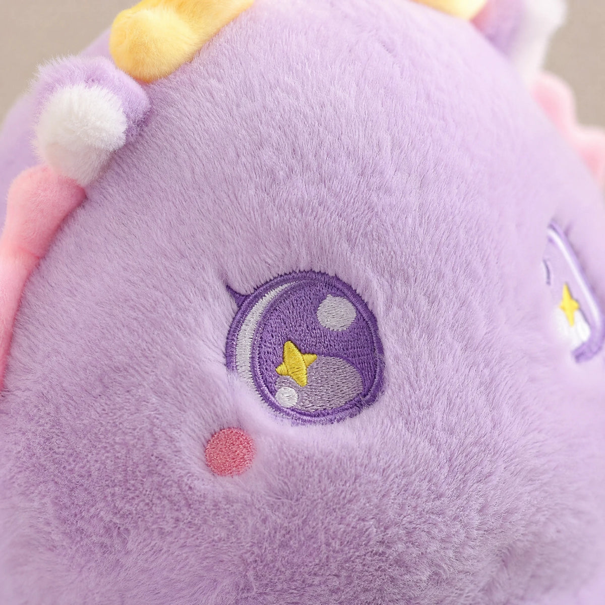 Dragon Plush Toy with Kawaii Eyes and Pastel Colors - Détail matière