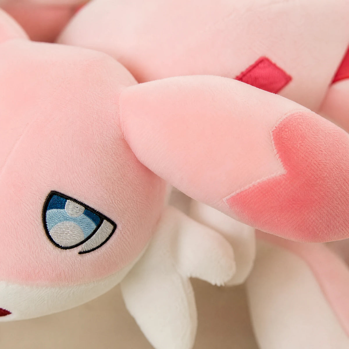 Dragon Plush with Long Body and Soft Wings - Détail matière
