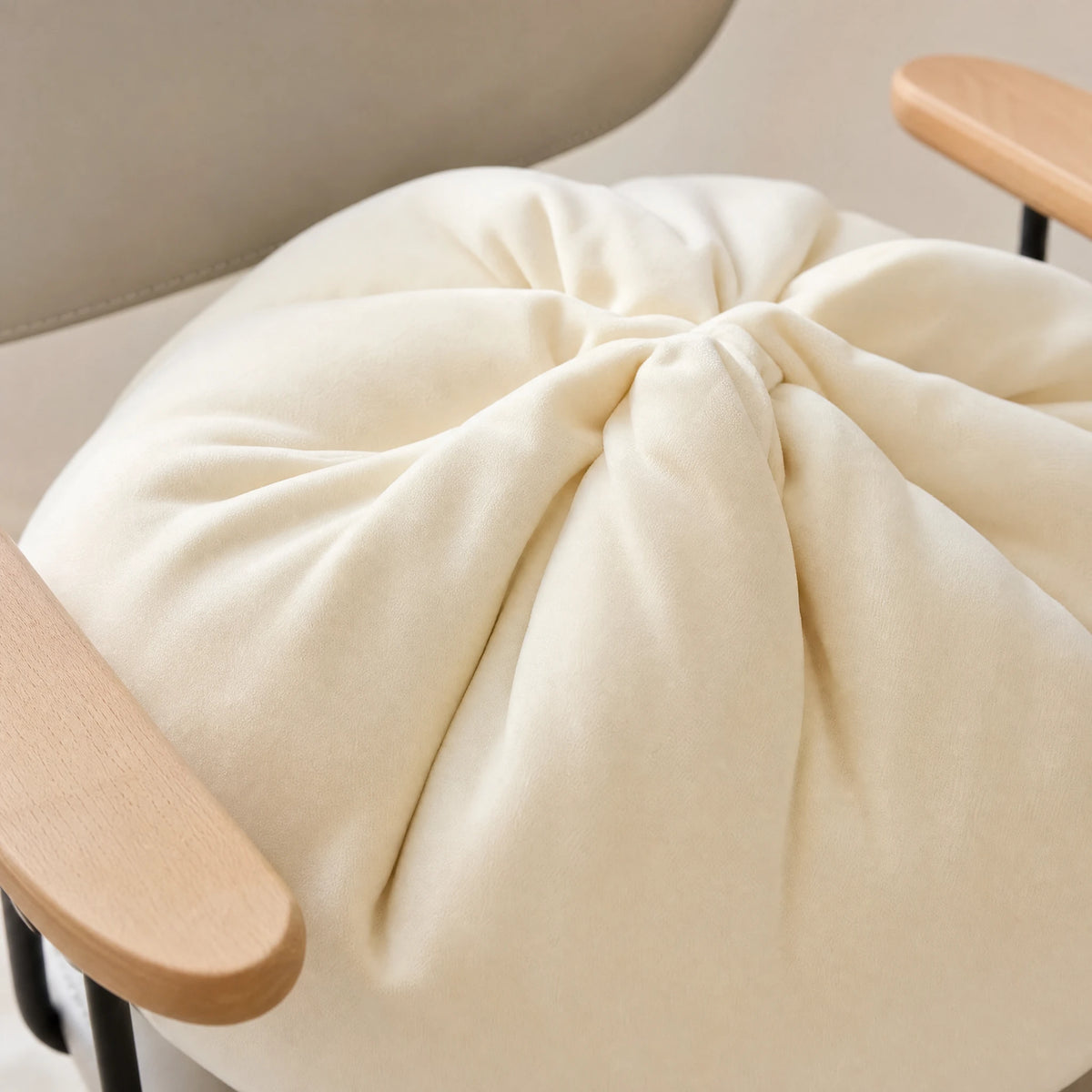 Dumpling Pillow Plush in Ivory White with Gathered Design - Détail matière