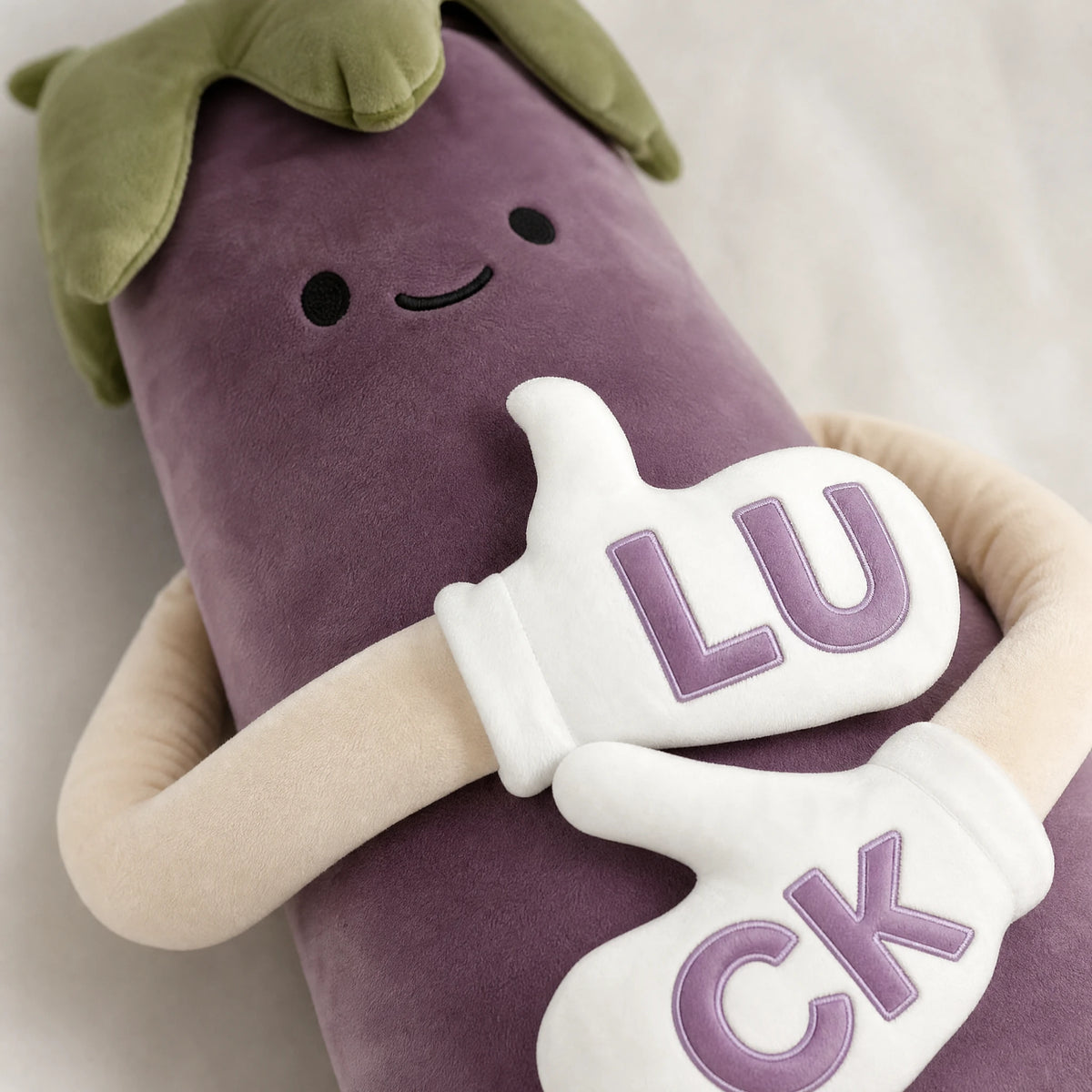 Eggplant Plush Pillow with Patting Arms for Hugs - Détail matière