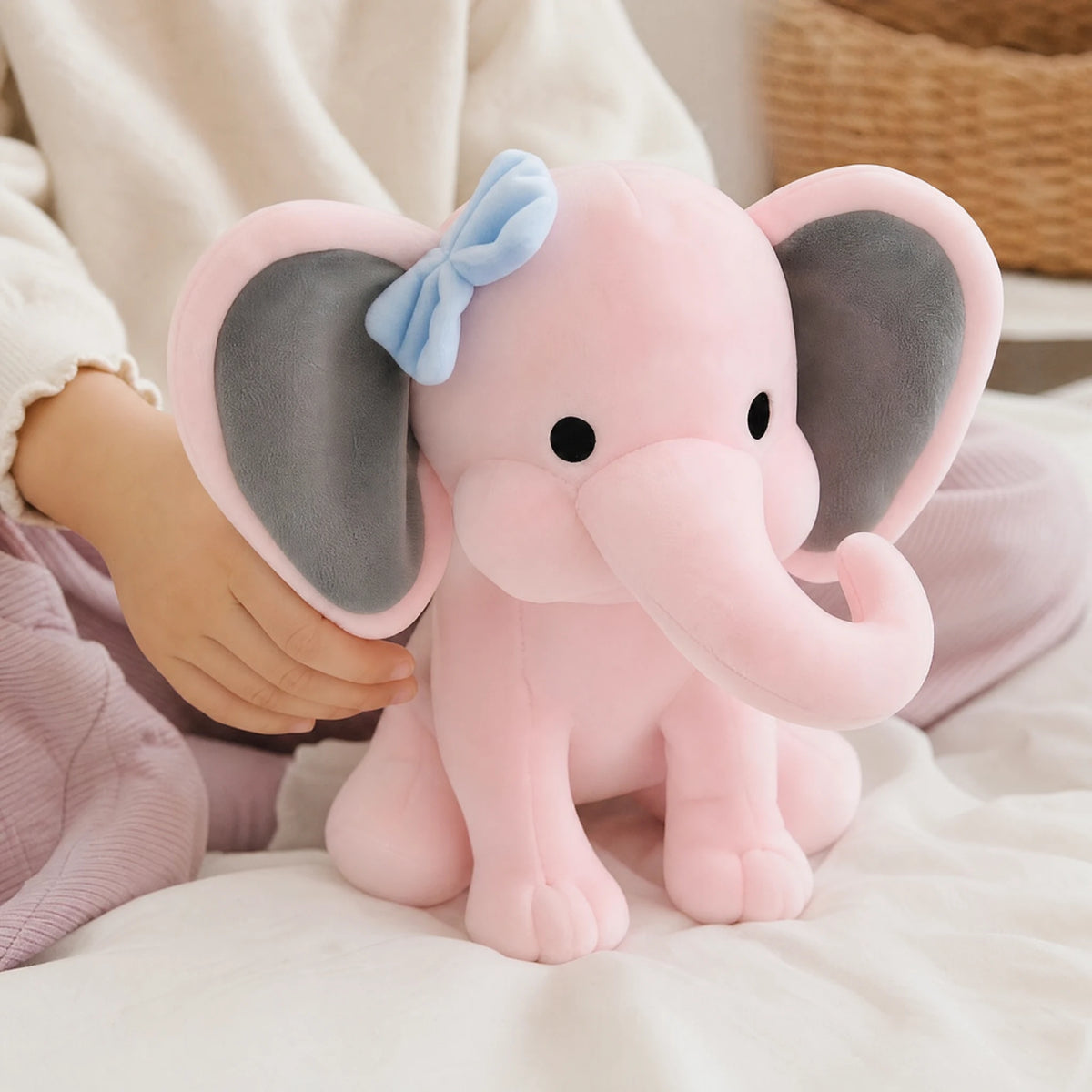 Elephant Plush Toy with Bow and Two-Tone Ears - Utilisation du produit