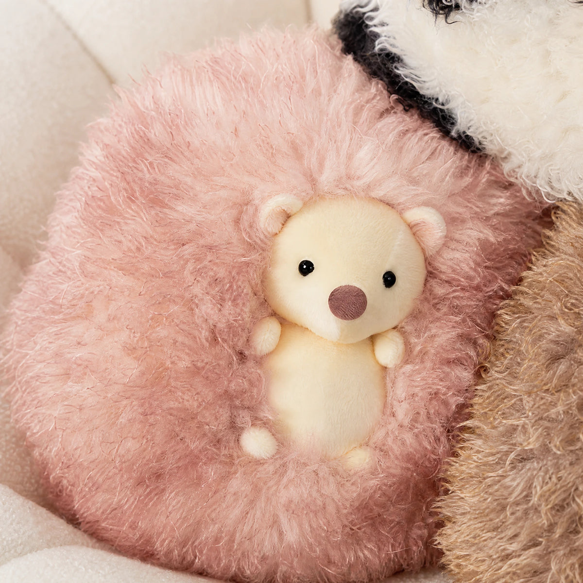 Fluffy Animal Pillow Plush – Panda or Hedgehog Design - Détail matière