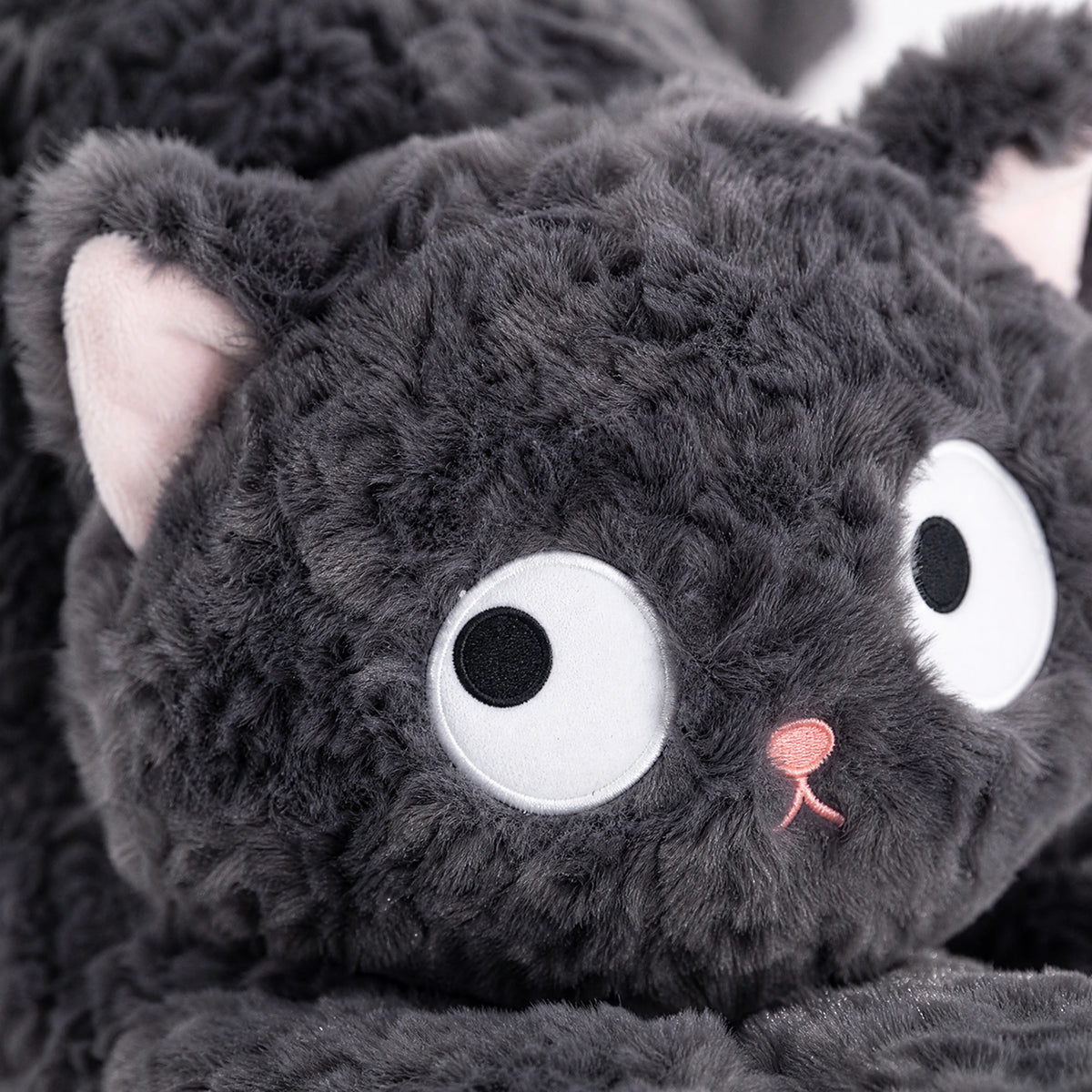 Fluffy Black Cat Plush with Round Body and Big Eyes - Détail matière