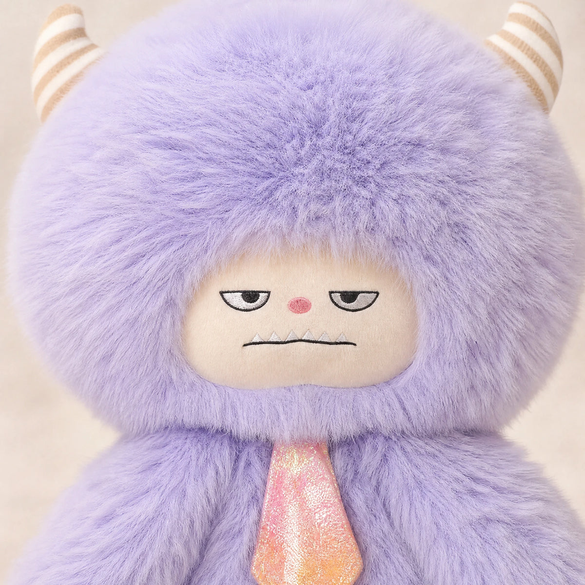 Fluffy Monster Plush with Striped Horns and Moody Face - Détail matière