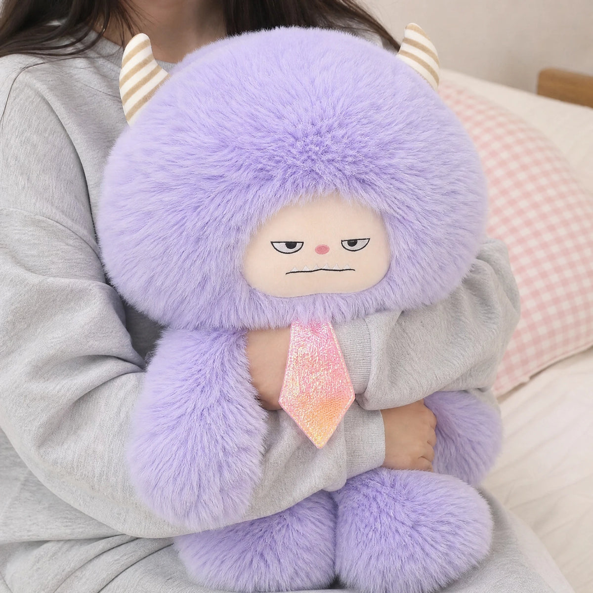 Fluffy Monster Plush with Striped Horns and Moody Face - Utilisation du produit