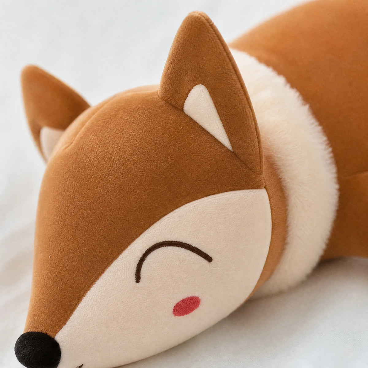 Fox Plush Pillow with Sleeping Face Design - Détail matière
