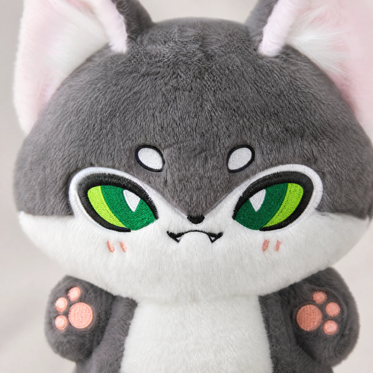 Fox Plush Toy with Long Fluffy Tail and Paw Details - Détail matière