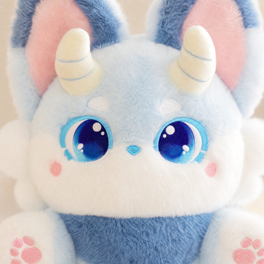 Fox Plush with Horns and Pastel Fur in Three Colors - Détail matière