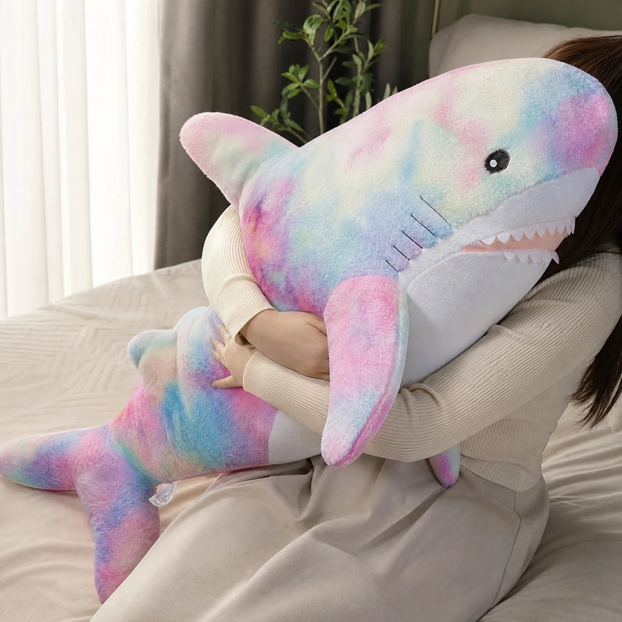 Galaxy Shark Plush in Rainbow Tie-Dye Design - Utilisation du produit