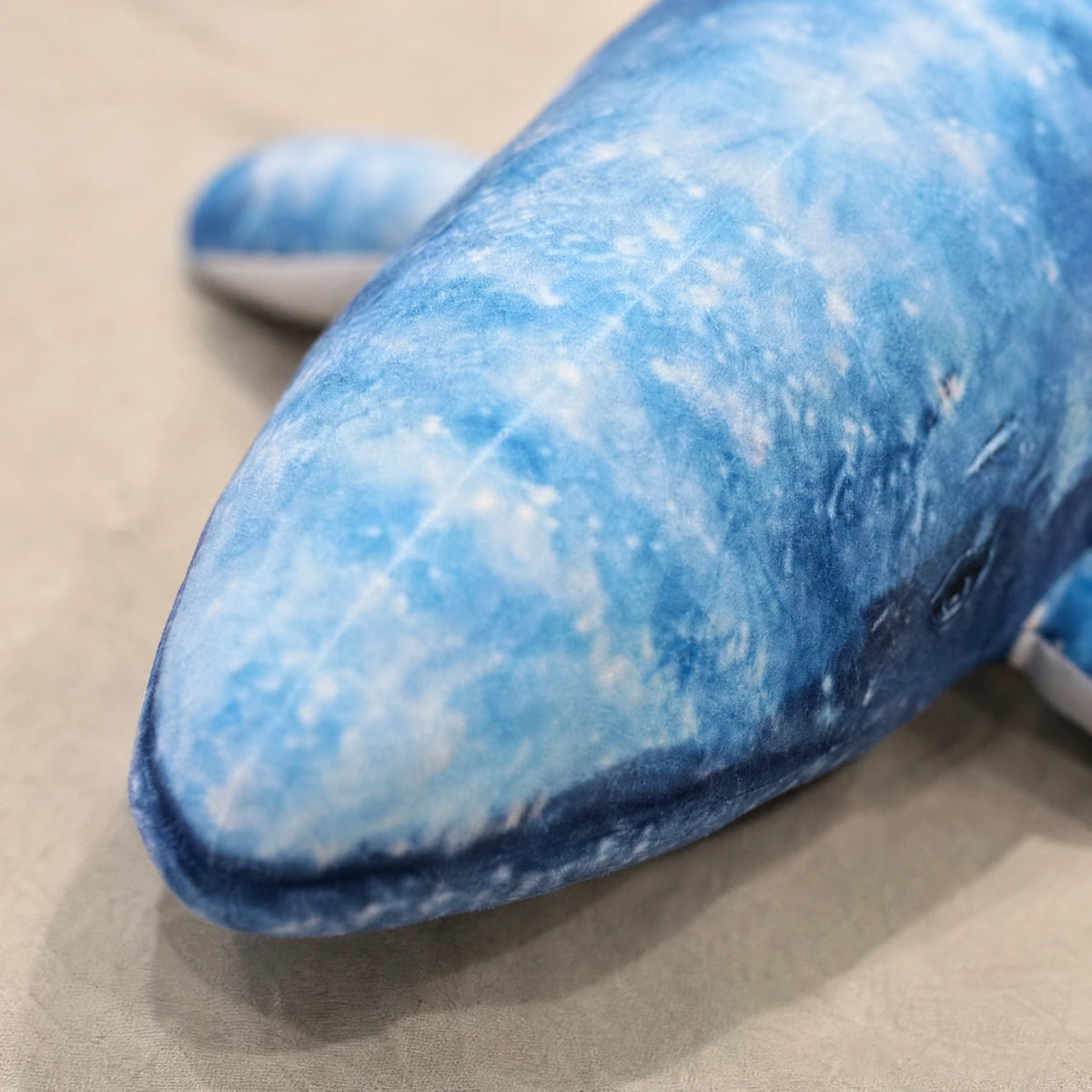 Giant Blue Whale Plush with Realistic Ocean Pattern - Détail matière