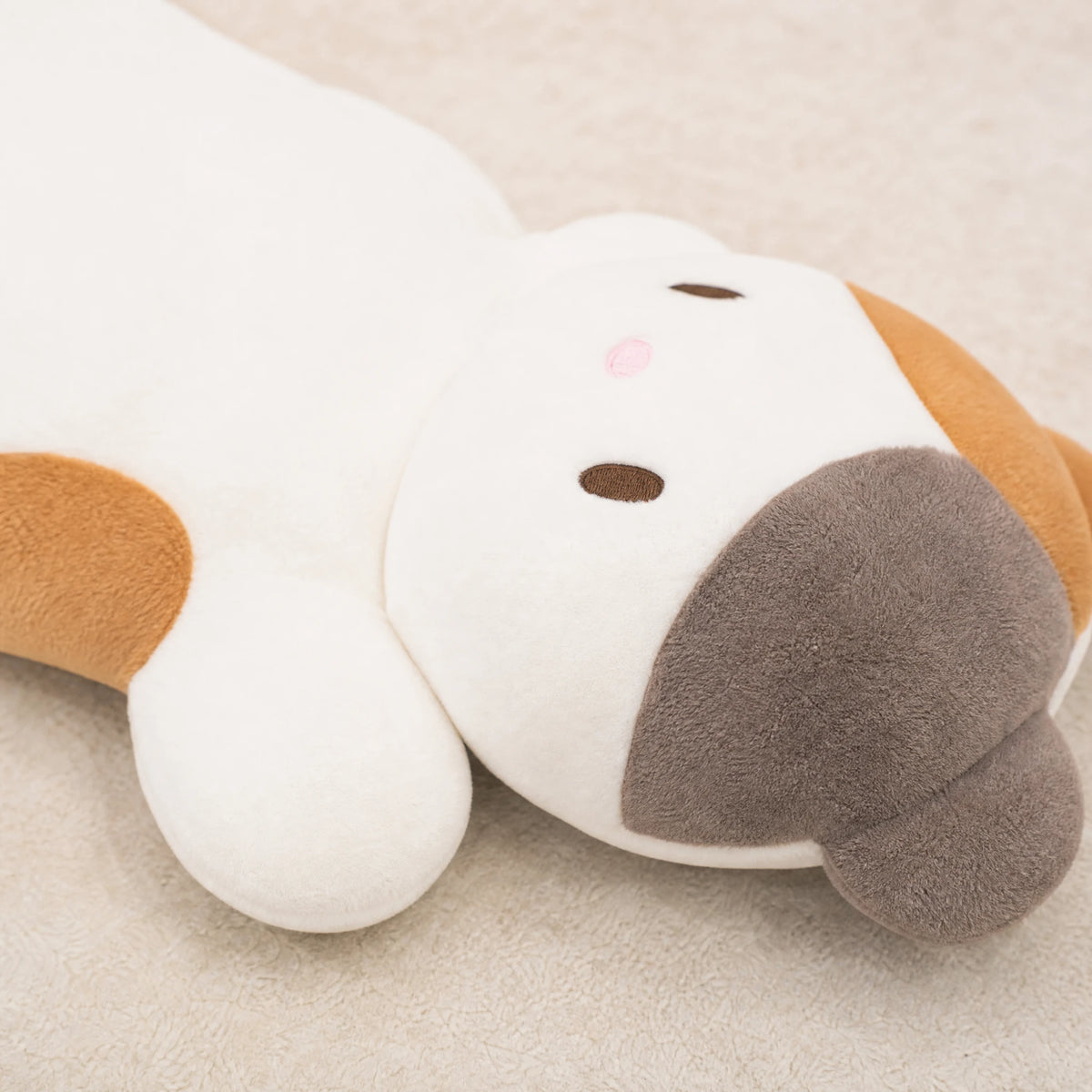 Giant Cat Plush with Cuddly Shape and Soft Fabric - Détail matière
