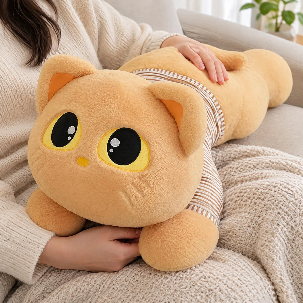 Giant Cat Plush with Removable Striped Outfit - Utilisation du produit