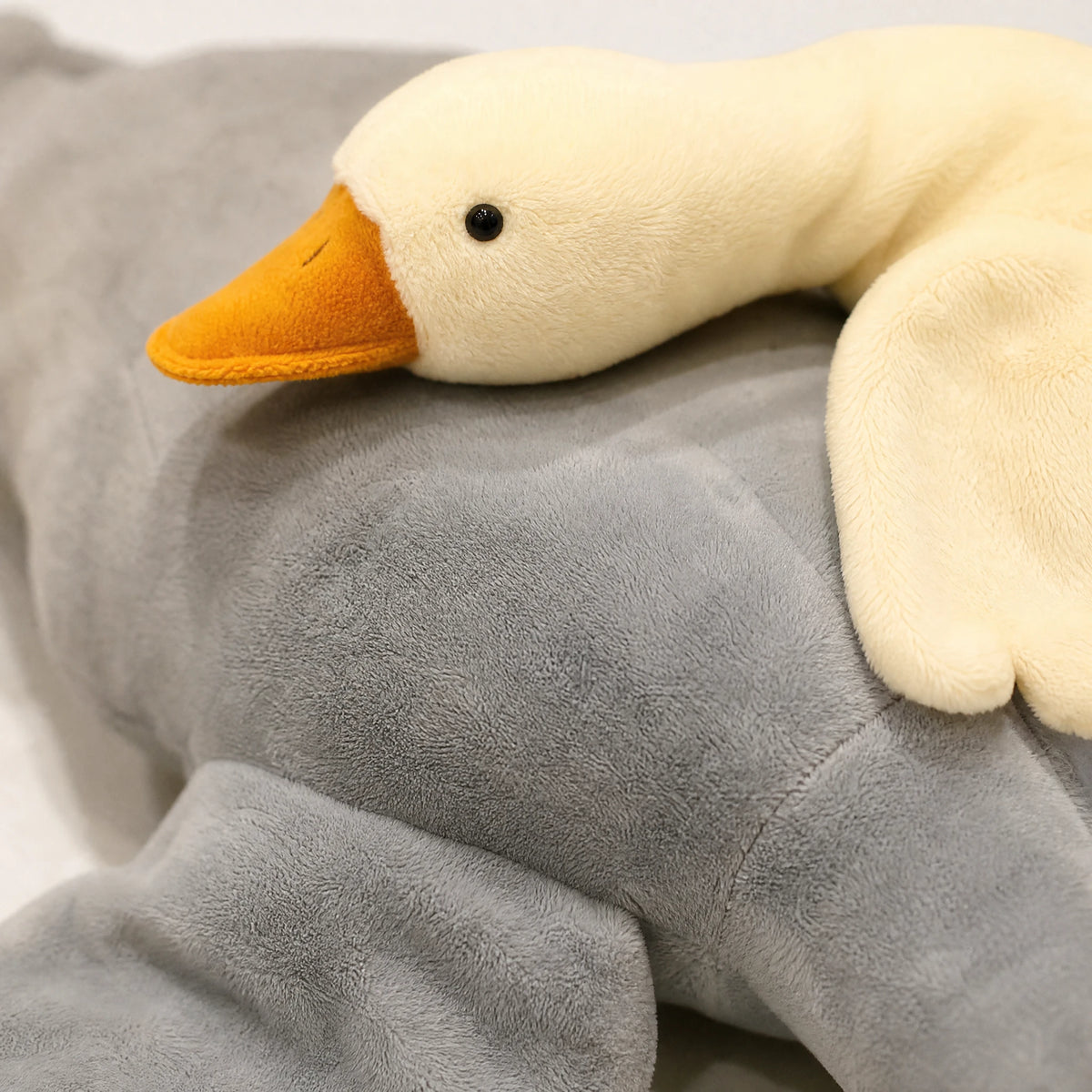 Giant Duck Plush with Soft Cotton Fill and Orange Beak - Détail matière