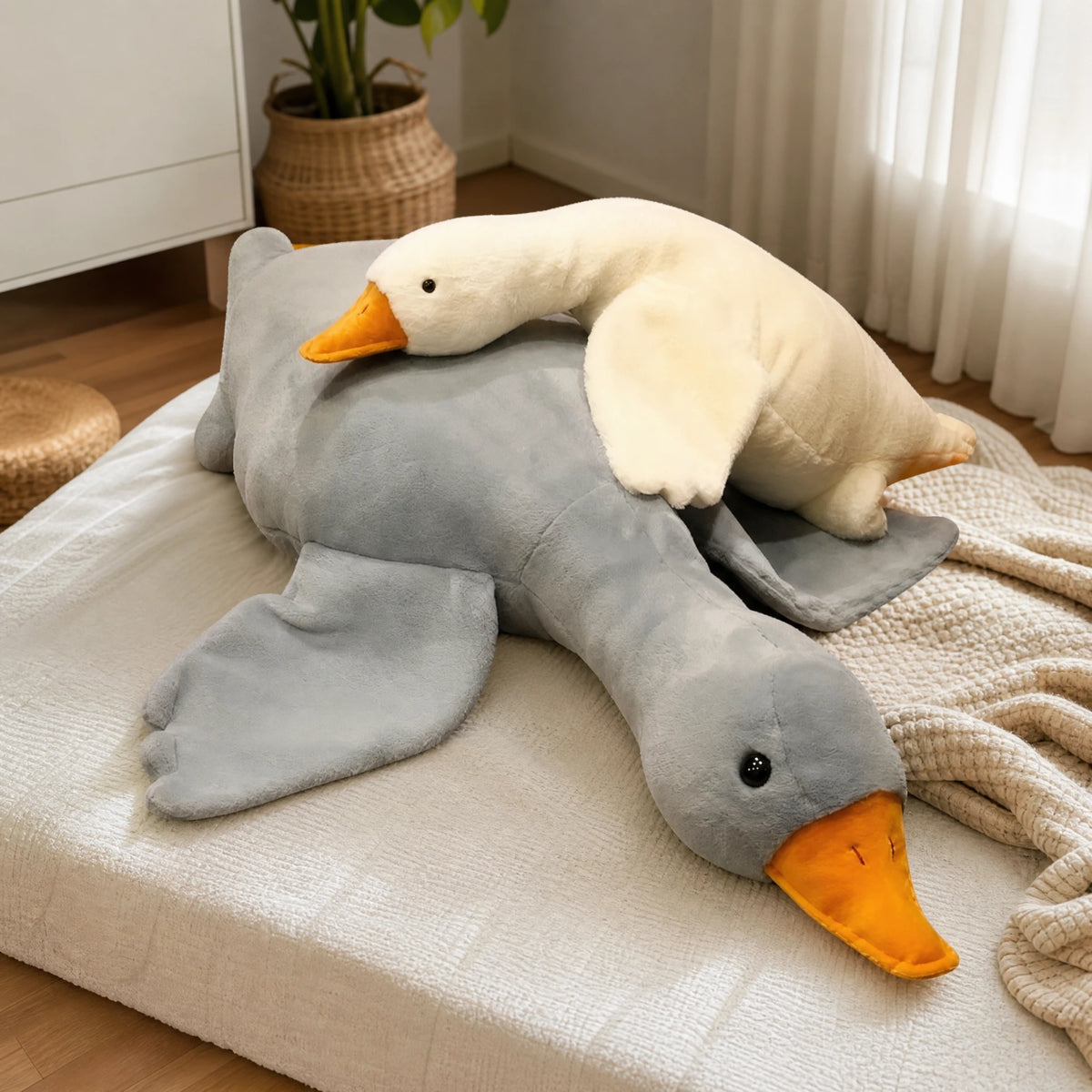 Giant Duck Plush with Soft Cotton Fill and Orange Beak - Utilisation du produit