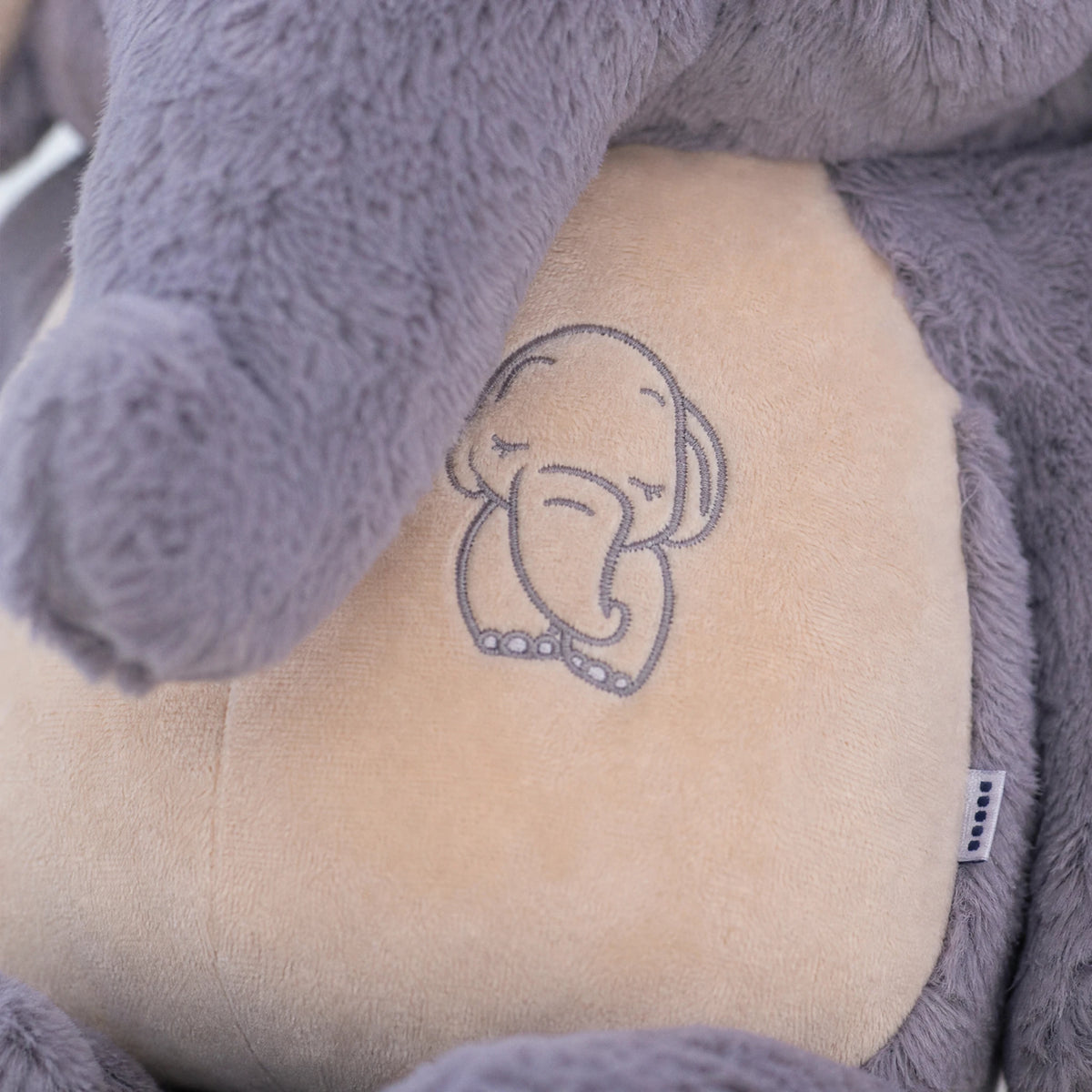 Giant Elephant Plush with Soft Gray and Beige Fabric - Détail matière