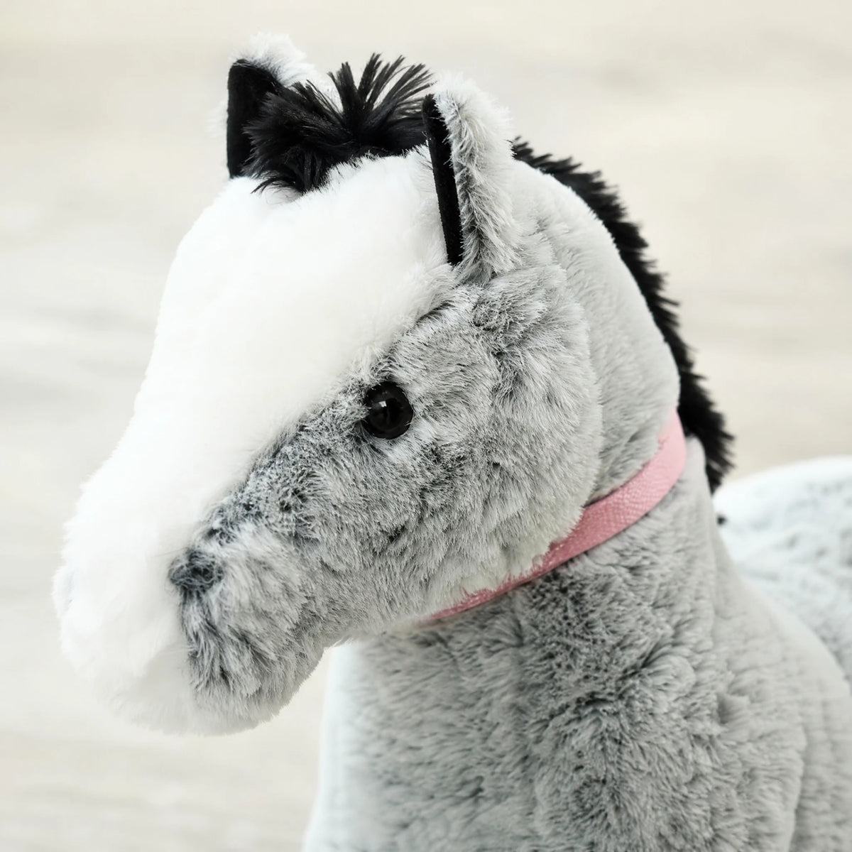 Giant Horse Plush with Soft Gray Coat and Pink Collar - Détail matière