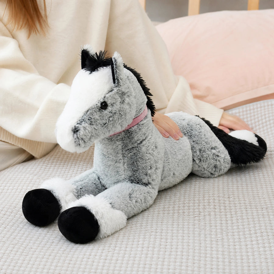 Giant Horse Plush with Soft Gray Coat and Pink Collar - Utilisation du produit