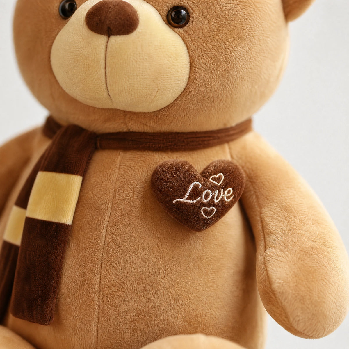Giant Teddy Bear with Love Heart and Scarf Details - Détail matière