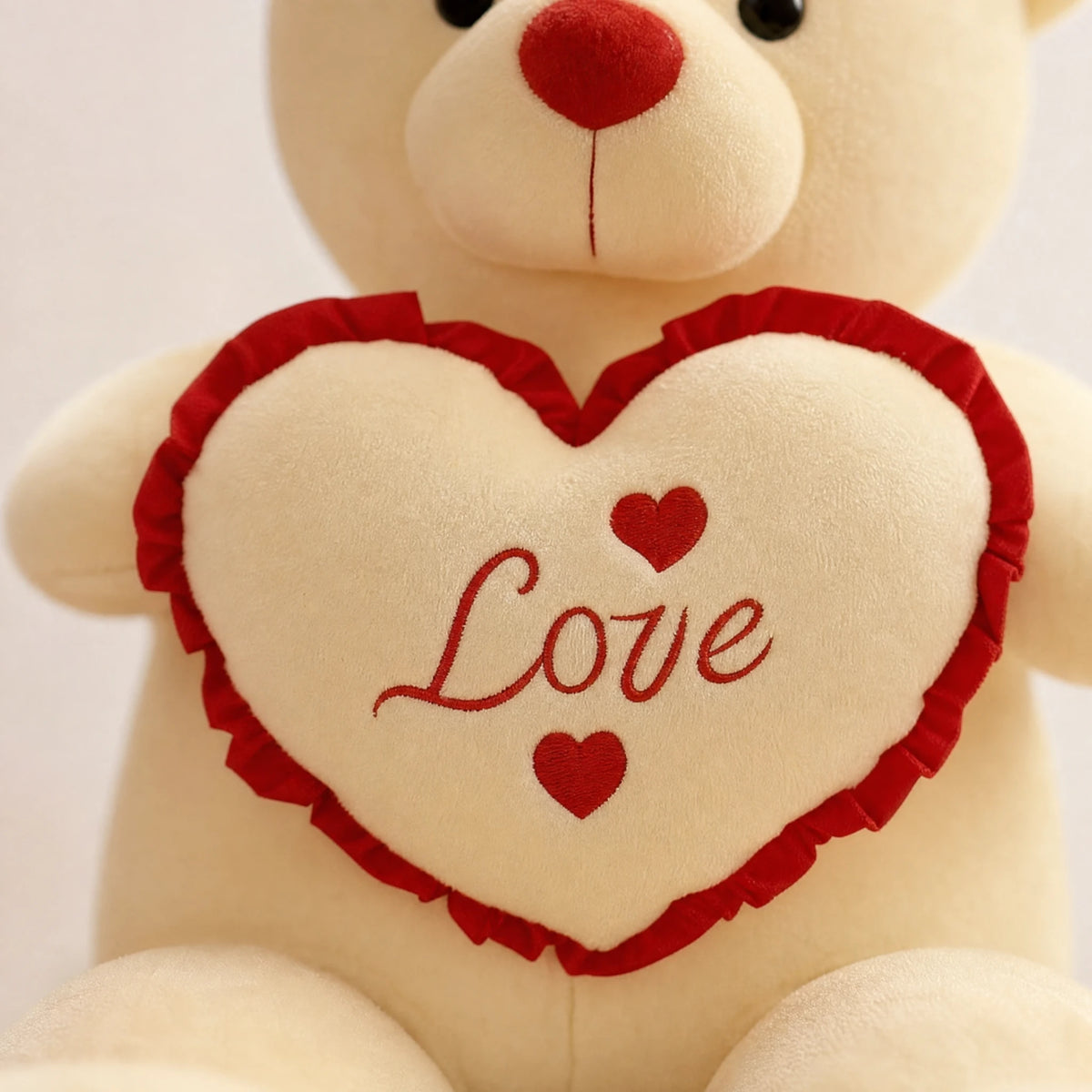 Giant Teddy Bear with Love Heart Embroidery - Détail matière
