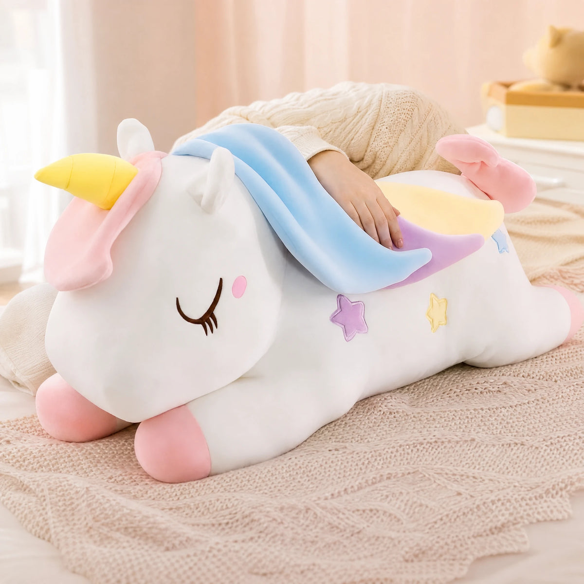 Giant Unicorn Plush with Rainbow Mane and Lying Pose - Utilisation du produit