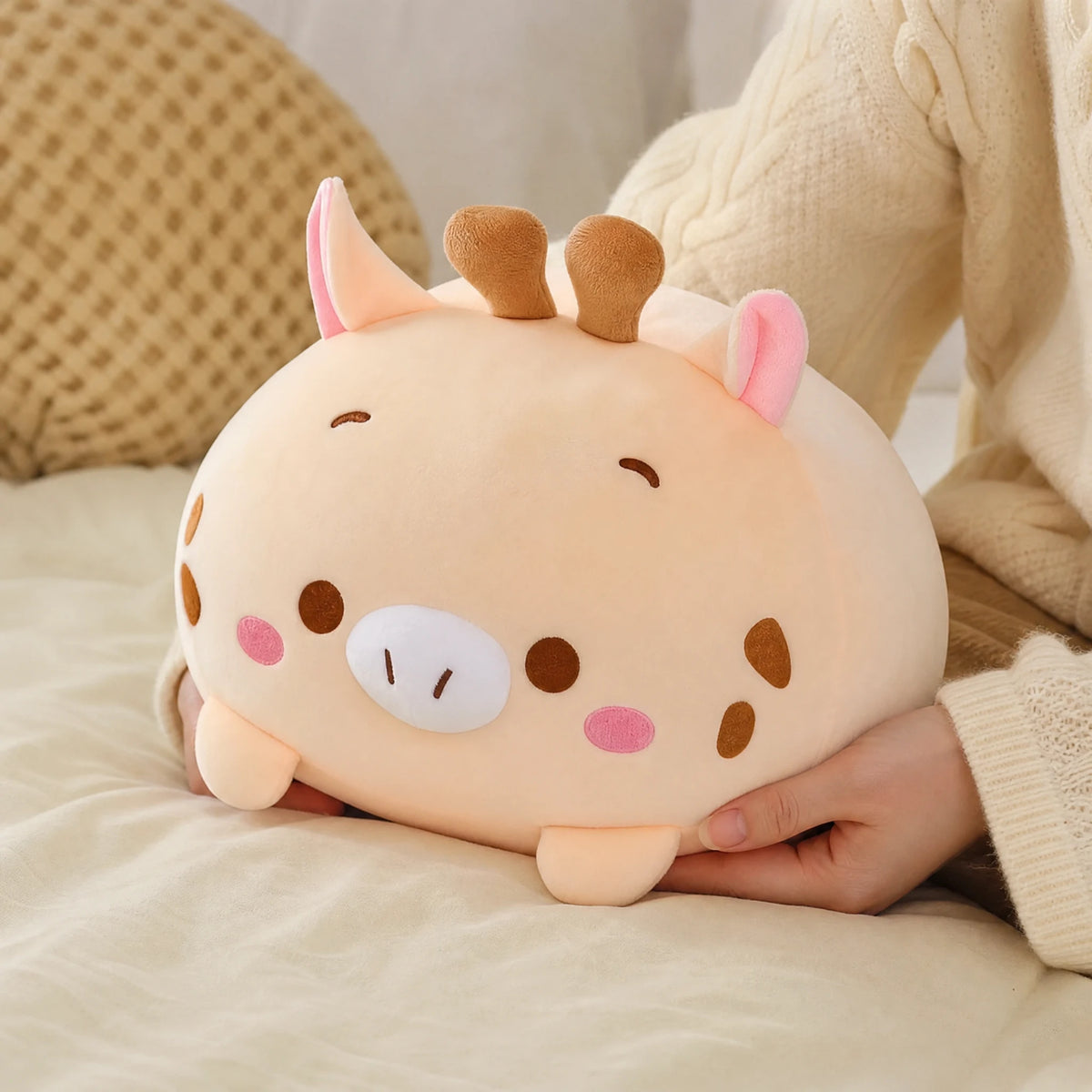 Giraffe Plush Pillow with Embroidered Face and Horns - Utilisation du produit