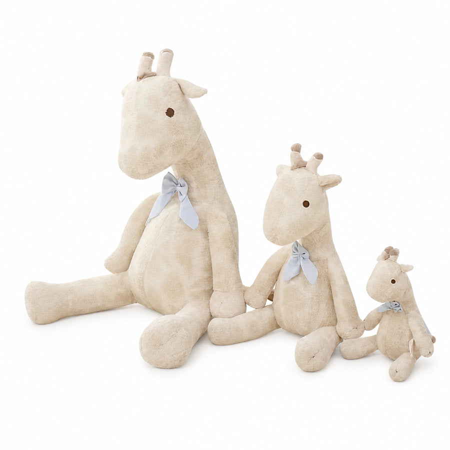 Giraffe Plush with Blue Ribbon and Long Legs - Fond blanc, autre angle