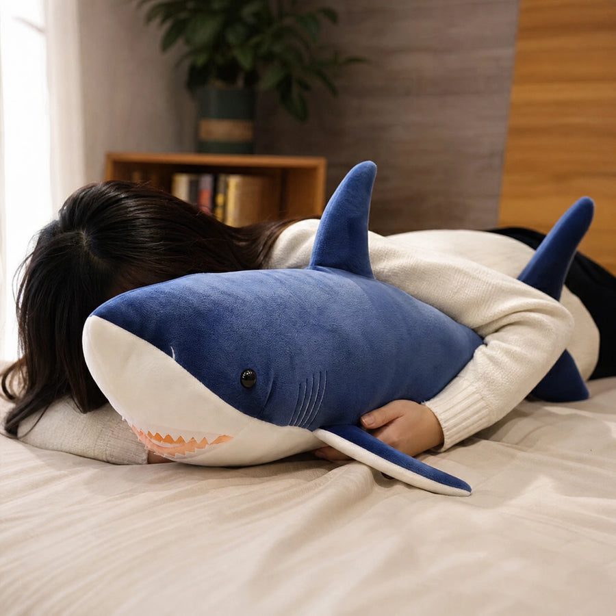 Great White Shark Plush in Soft Blue with White Belly - Utilisation du produit