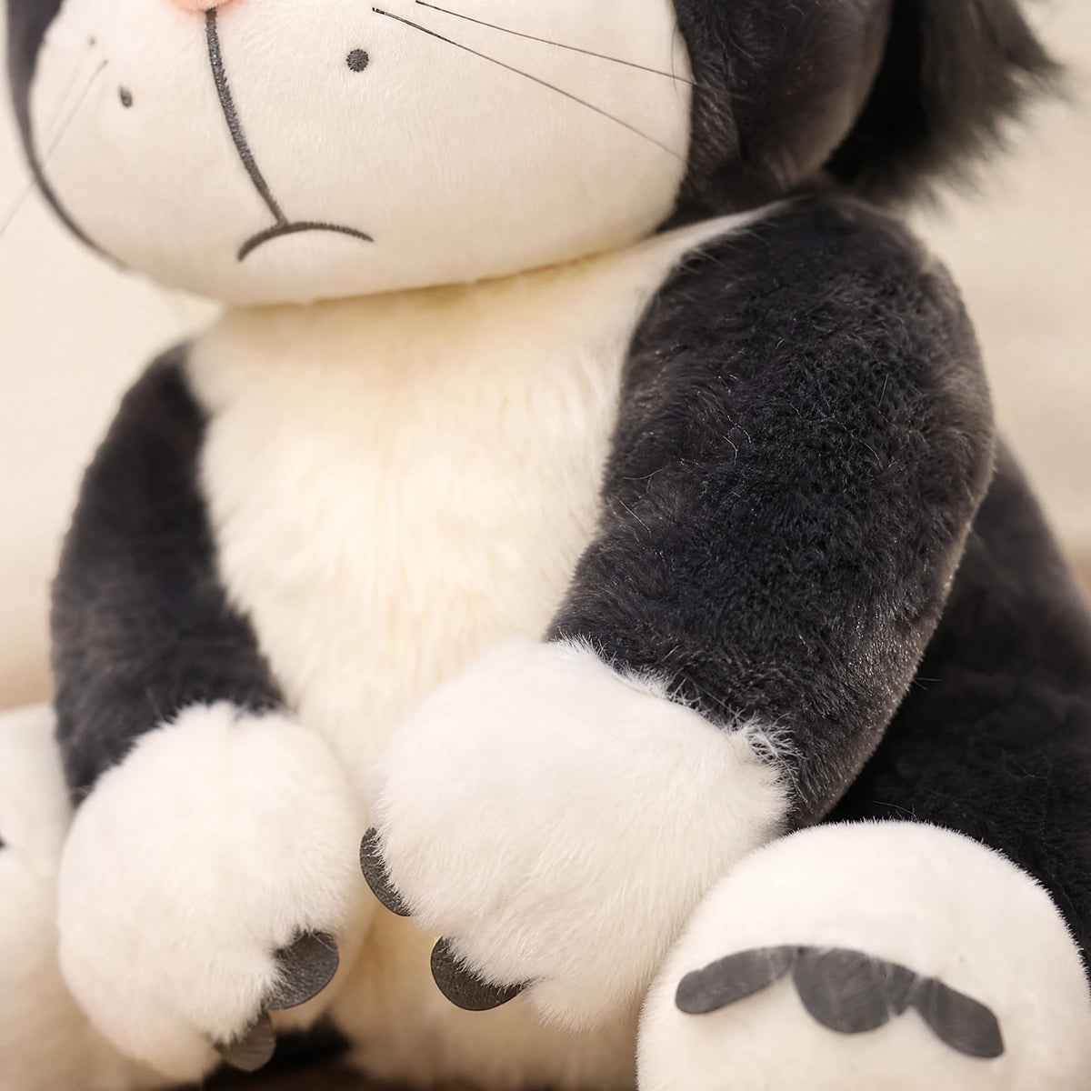 Grumpy Cat Plush with Black and White Fur - Détail matière
