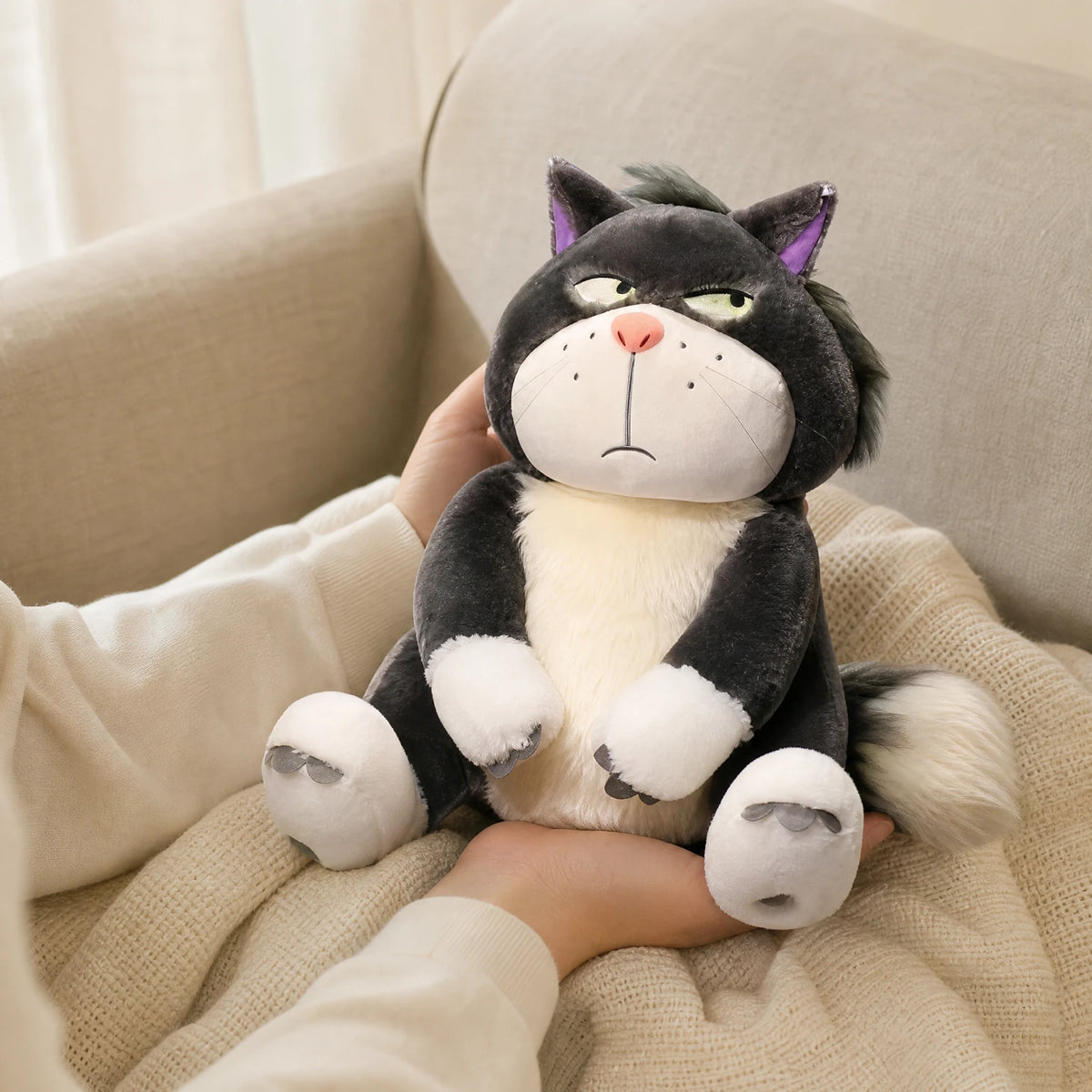 Grumpy Cat Plush with Black and White Fur - Utilisation du produit