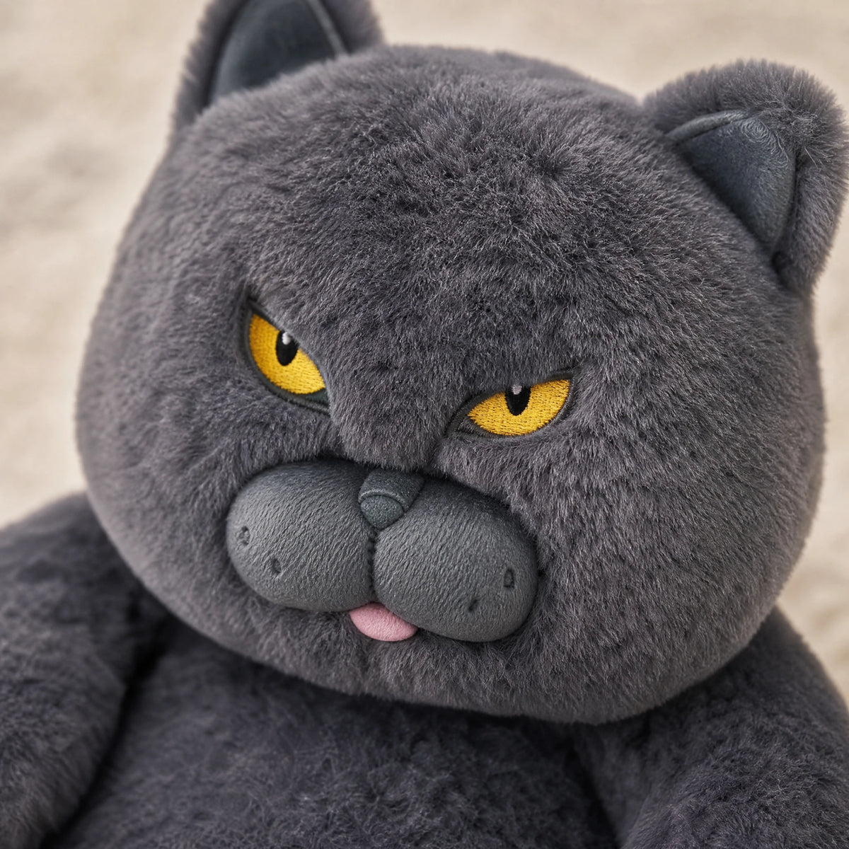 Grumpy Cat Plush with Yellow Eyes and Gray Fur - Détail matière