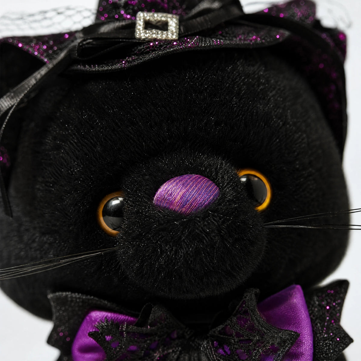 Halloween Cat Plush with Witch Hat and Bow Decoration - Détail matière