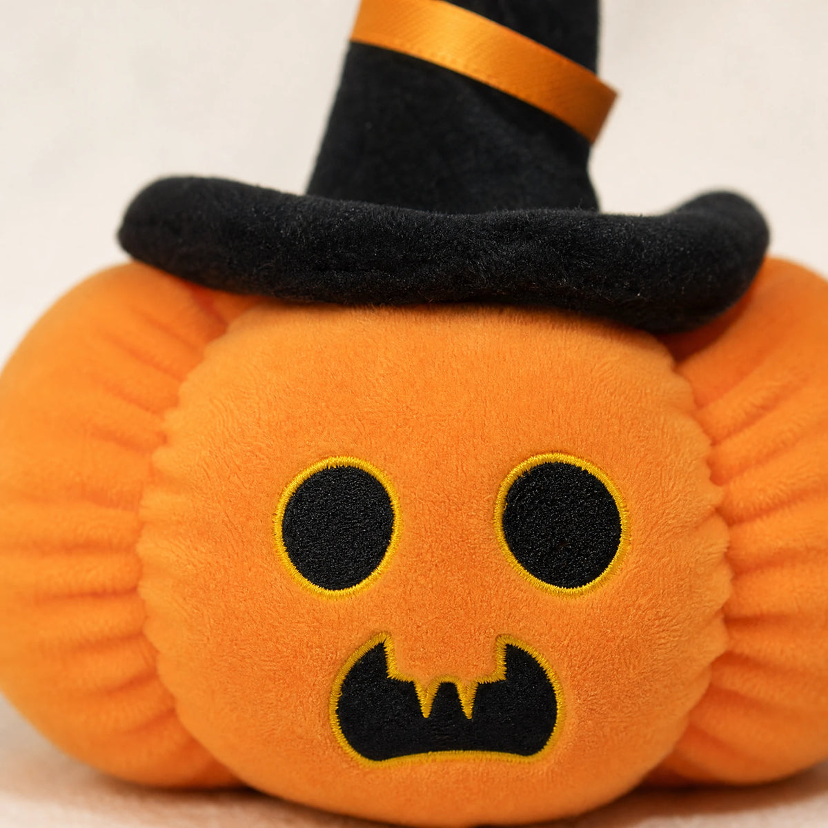Halloween Pumpkin Plush with Black Witch Hat and Jack Face - Détail matière