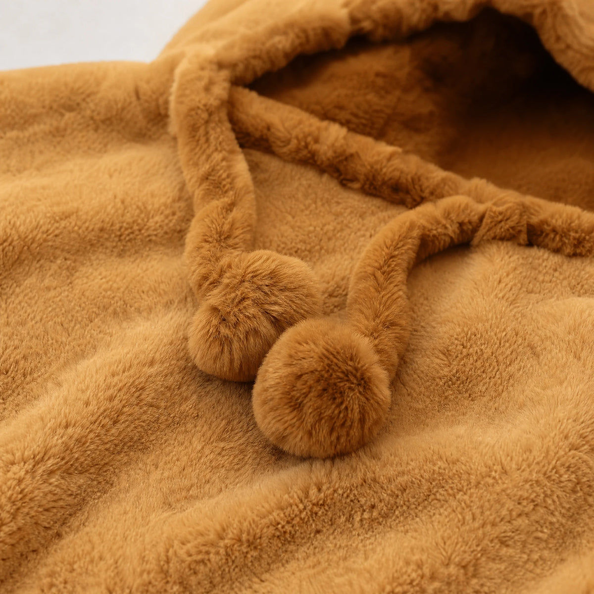 Hooded Blanket Cape with Capybara Design and Plush - Détail matière