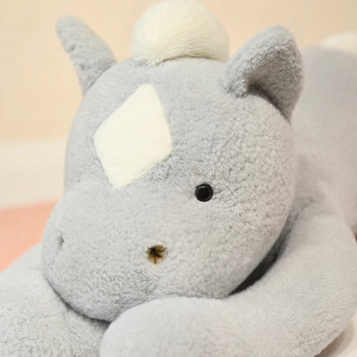 Horse Plush Toy with Diamond Mark and Oversized Hooves - Détail matière