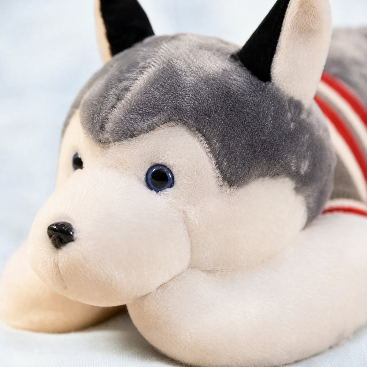 Husky Plush Toy in Lying Position with Striped Sweater - Détail matière