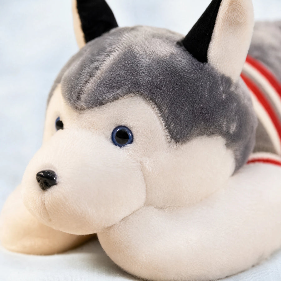 Husky Plush Toy in Lying Position with Striped Sweater - Détail matière