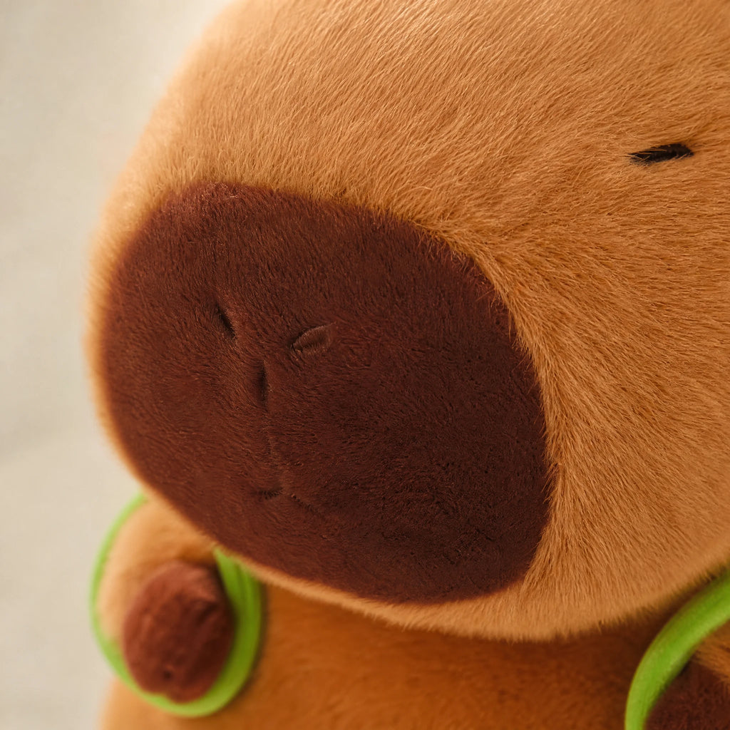Kawaii Capybara Plush with Backpack Character Designs - Détail matière